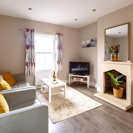 Family Home In Central Guildford With Parking Eksteriør bilde