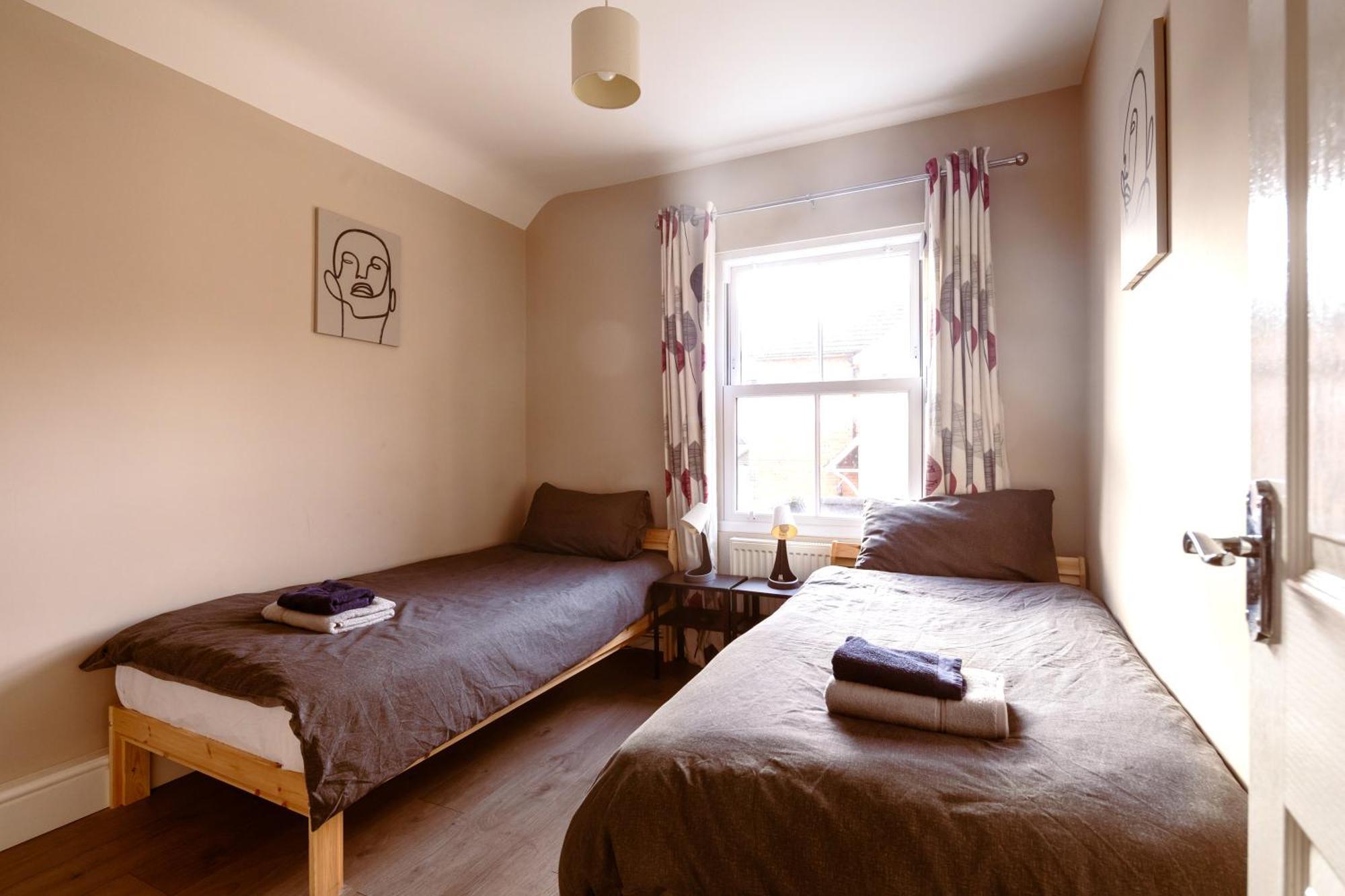 Family Home In Central Guildford With Parking Eksteriør bilde