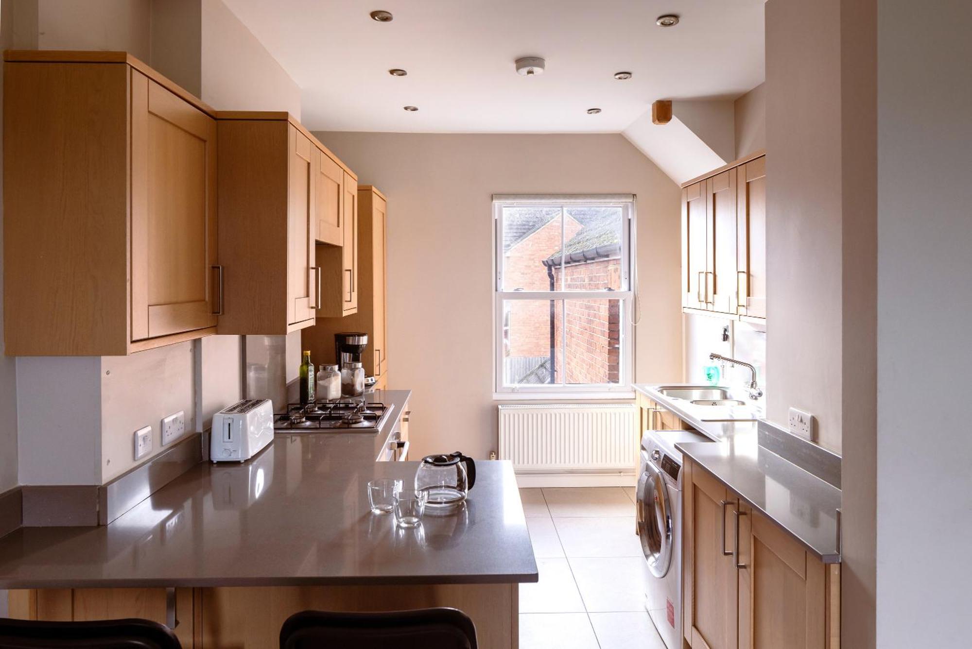 Family Home In Central Guildford With Parking Eksteriør bilde