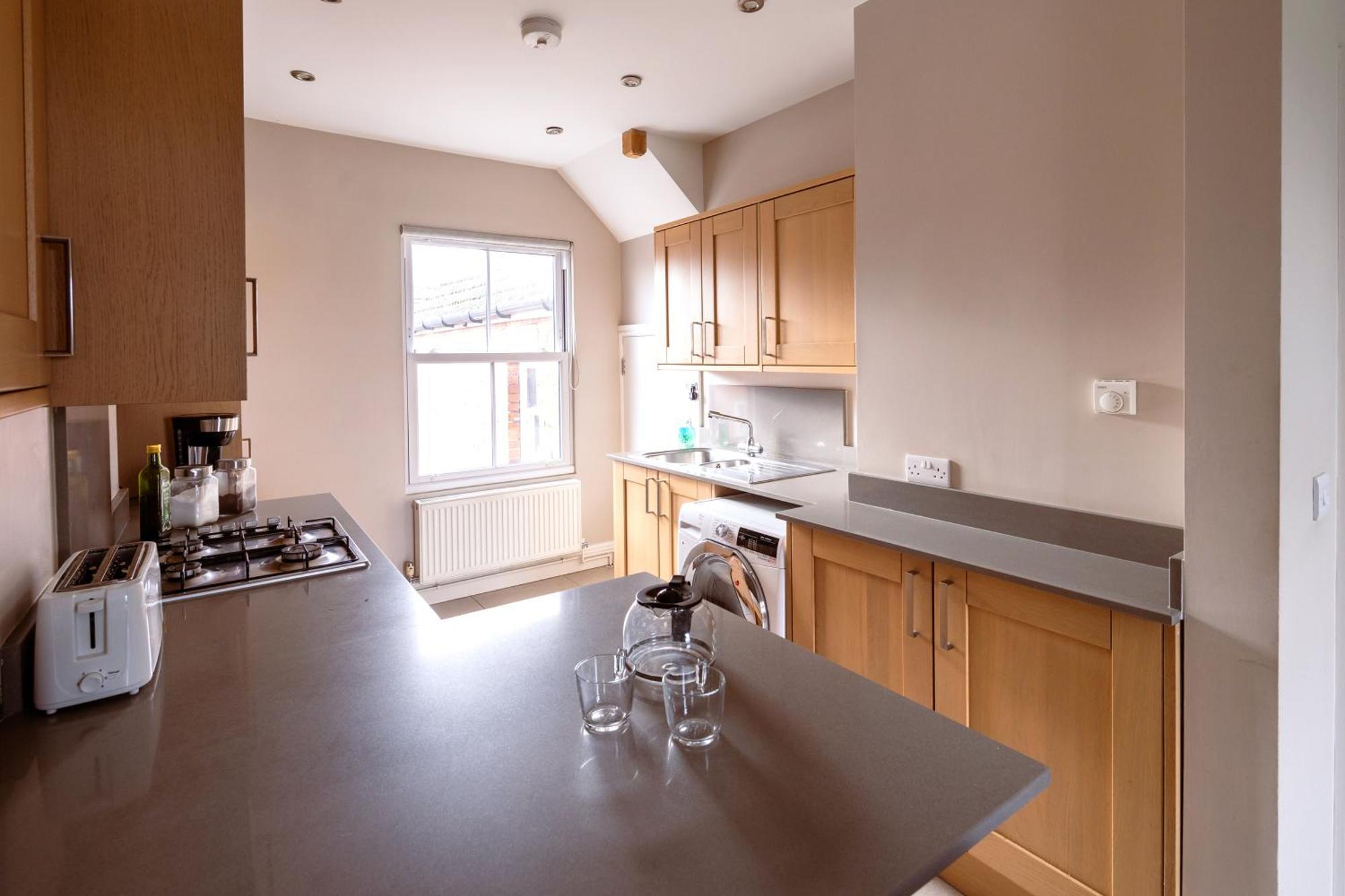 Family Home In Central Guildford With Parking Eksteriør bilde