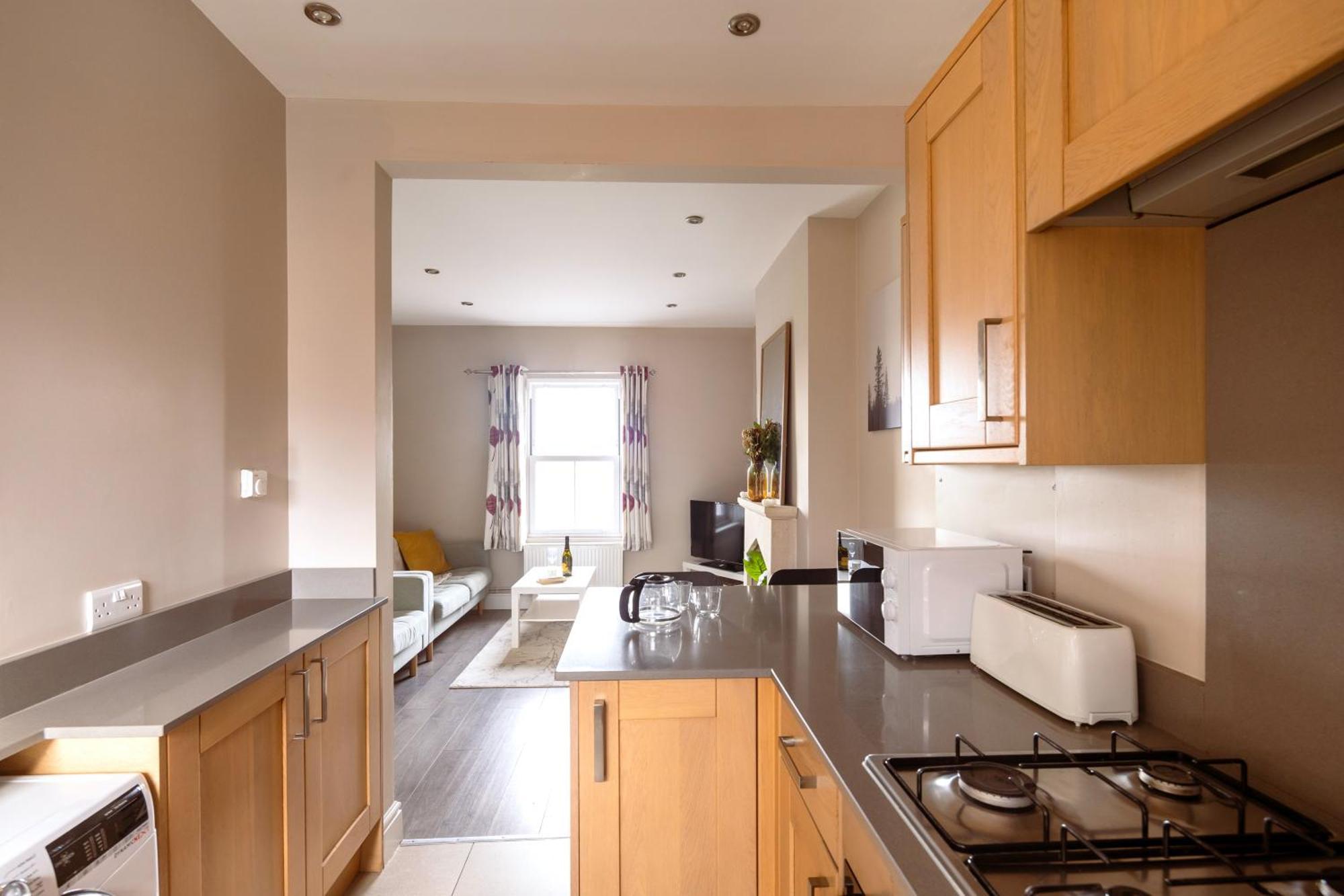 Family Home In Central Guildford With Parking Eksteriør bilde